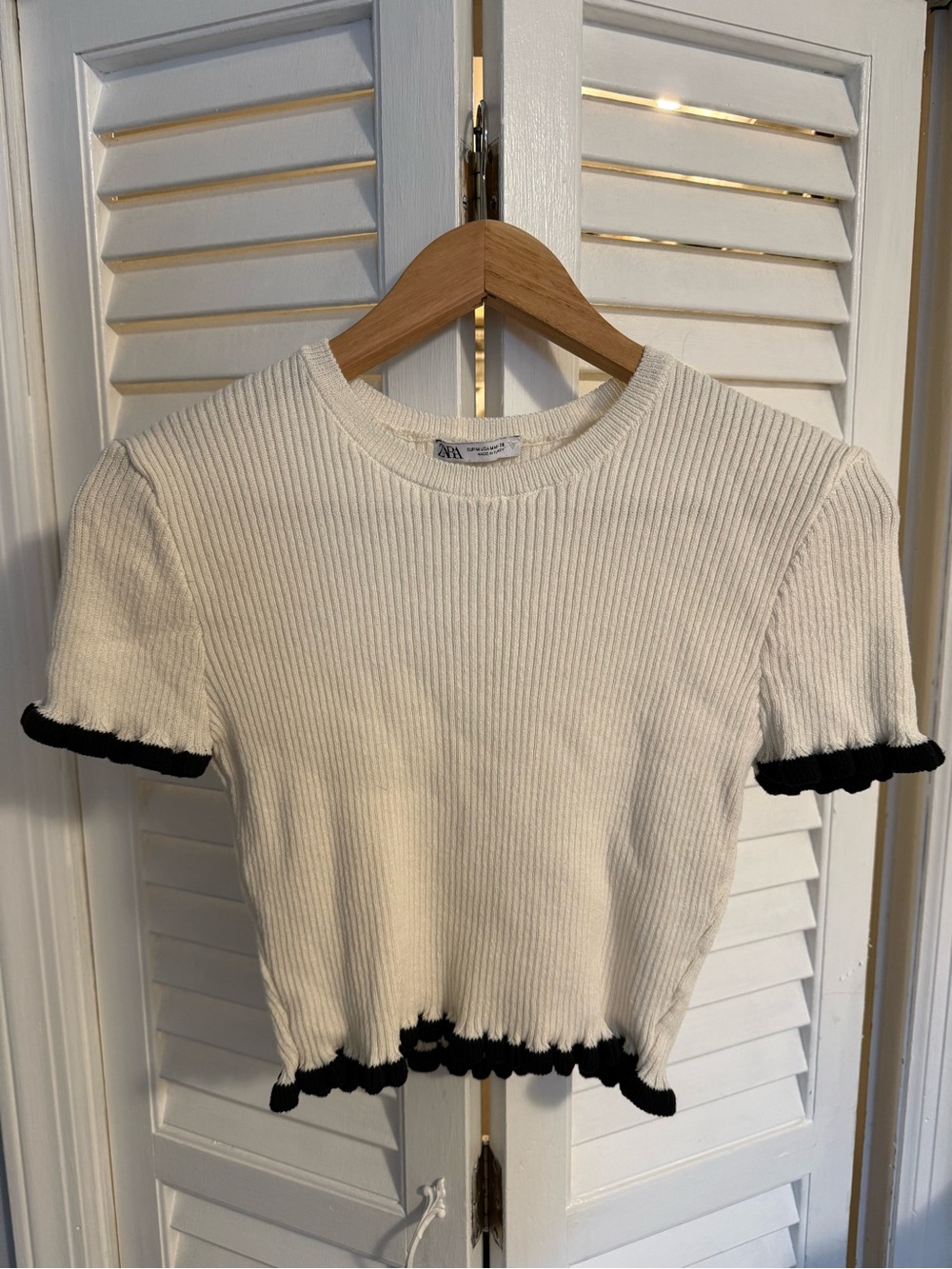 ZARA Ribbed Knit Tshirt with black ruffle hems size medium